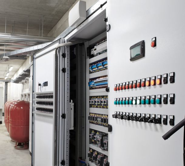 Quadro elettrico per il controllo del sistema HVAC, per la gestione di riscaldamento, ventilazione, condizionamento e raffreddamento. Il sistema di controllo del clima, compreso il locale caldaia, garantisce il comfort degli ambienti dell'edificio.