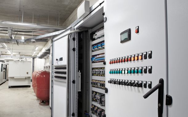 Quadro elettrico per il controllo del sistema HVAC, per la gestione di riscaldamento, ventilazione, condizionamento e raffreddamento. Il sistema di controllo del clima, compreso il locale caldaia, garantisce il comfort degli ambienti dell'edificio.